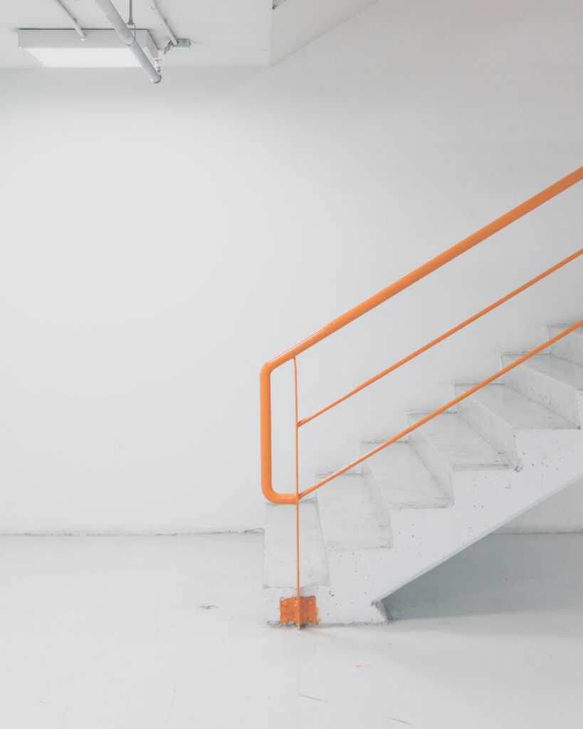 Schluss mit dem Grübeln - Die Herausforderung des ersten Schritts - Deine Sparringspartnerin - Maren Gutzmann - Foto von Panos Teloniatis auf Unsplash
